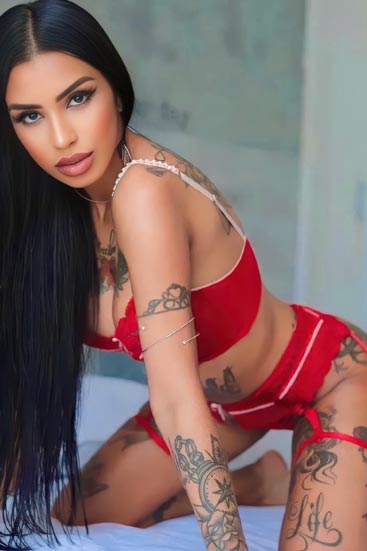 Acompanhante morena tatuada RJ